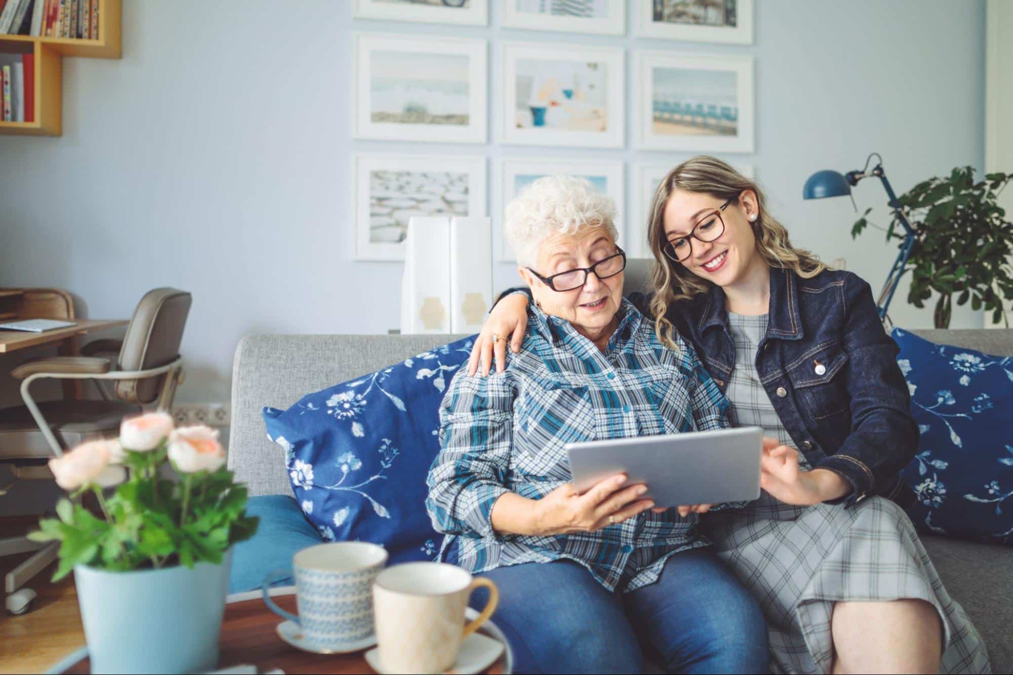 daughter-visiting-grandmom-in-senior-care