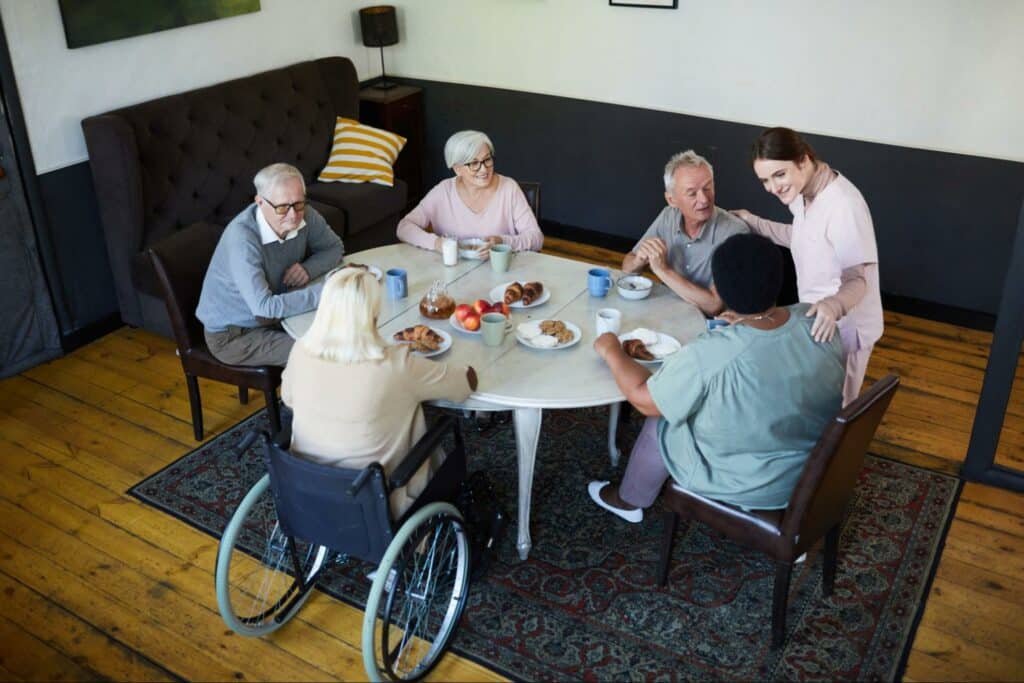 seniors-having-a-meal-in-assisted-living-facility